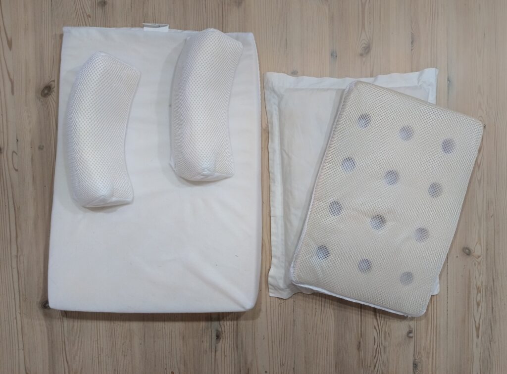 Snuggletime inclined to sleep positioner with 2x baby pillowÂ