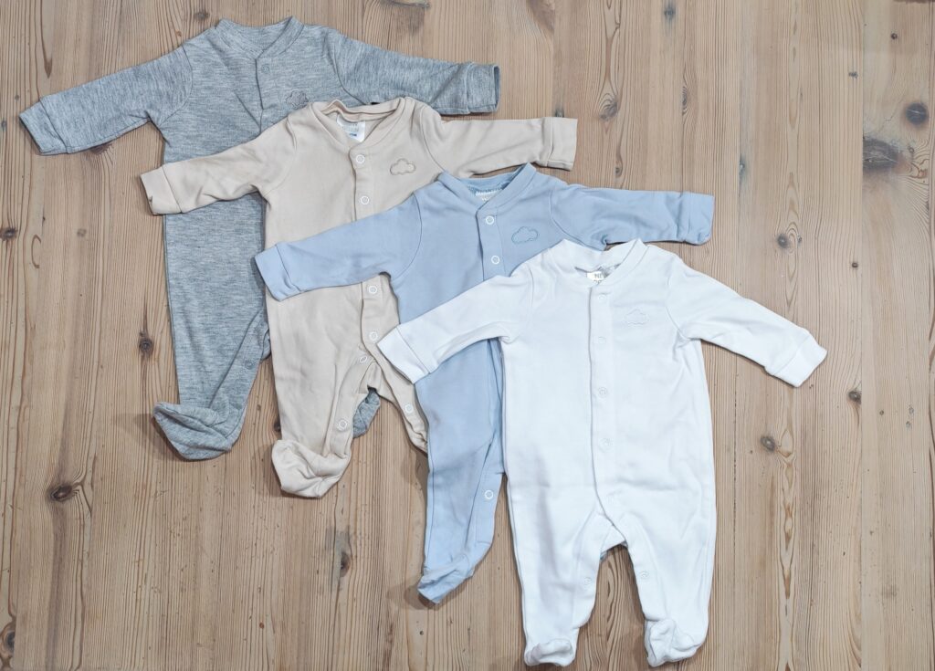 0 Newborn - Brand new plain set of 4 sleepsuits