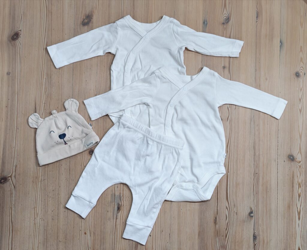 0-3 months - Wrapover bodysuit, legging and beanie