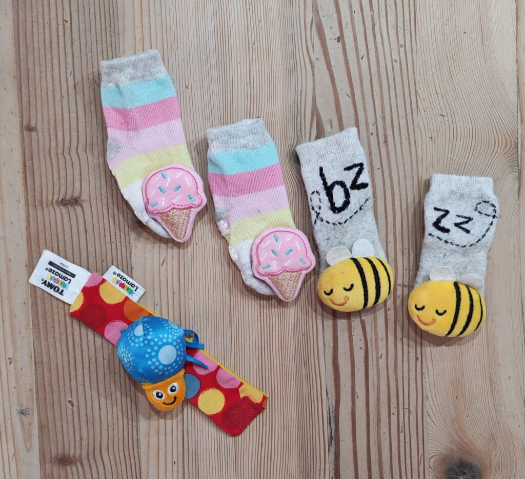 Pair of 2 rattle socks and toy