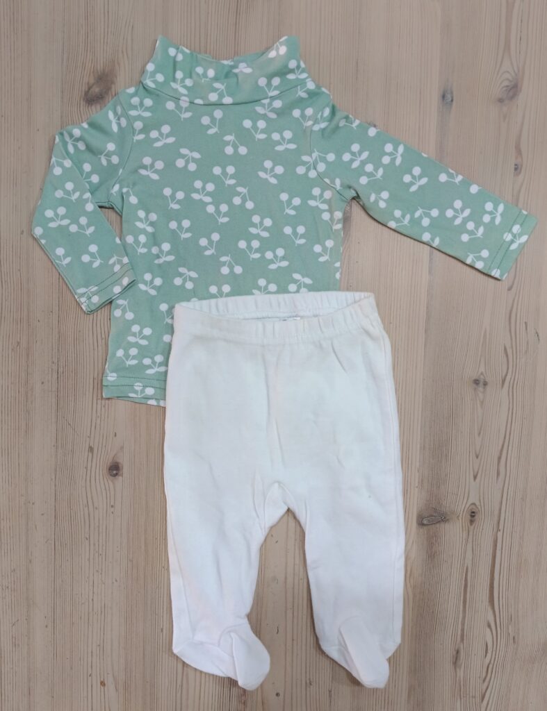 0-3 months - Cute green & White outfit