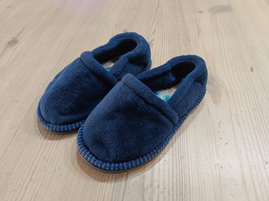4 (15cm) - Navy Slippers