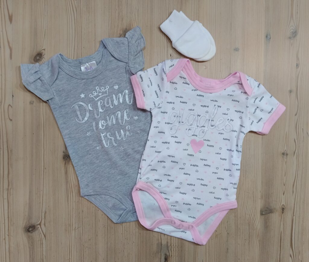 3-6 months - Grey and pink romper set with glovesÂ