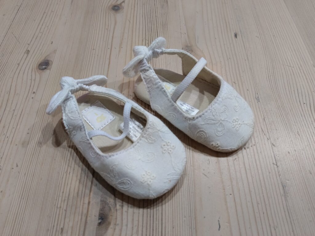 10.5cm - White Woolworths pumps