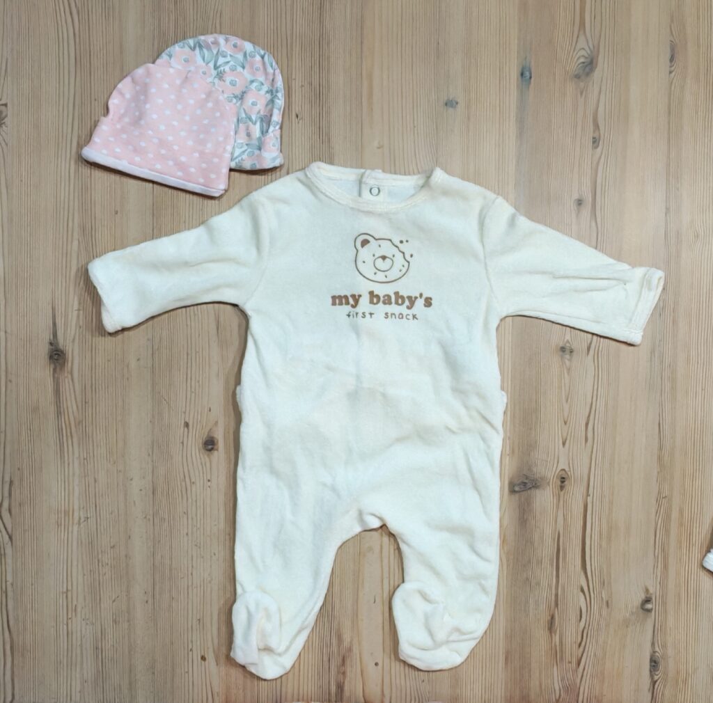 0-3 months - Cream sleepsuits with beanies (KIABI)
