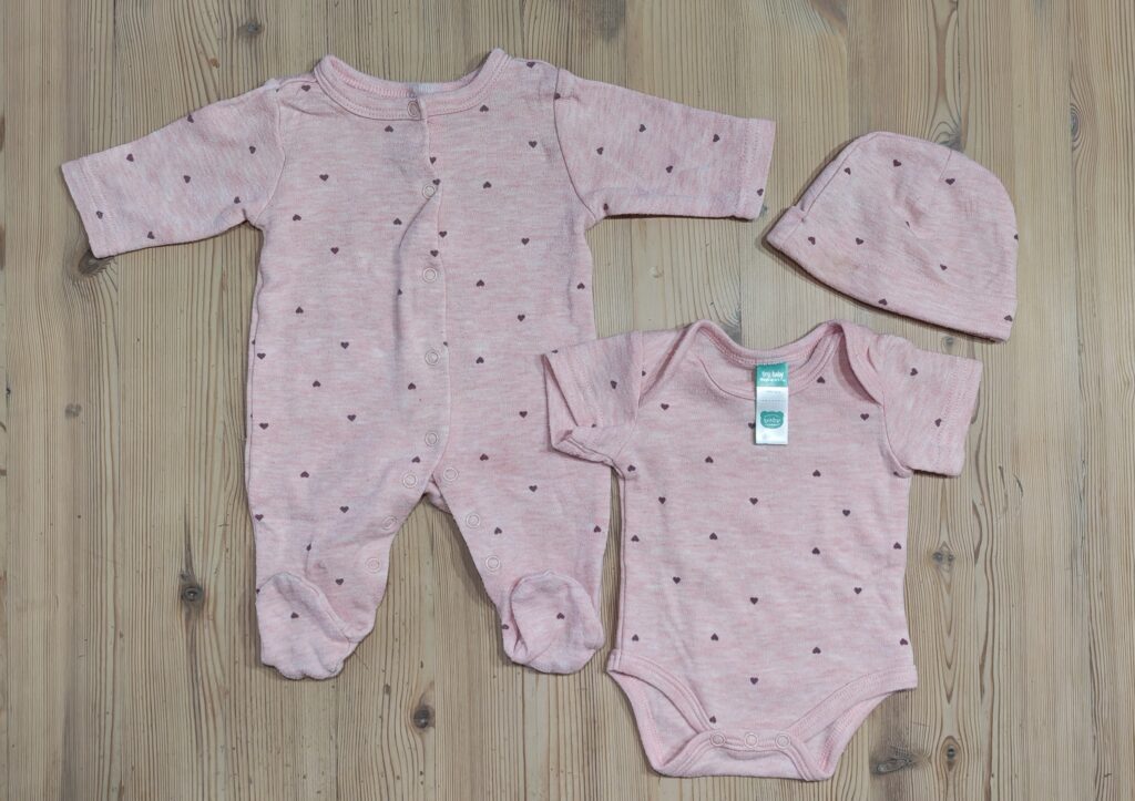 0 Newborn - Pink heart print romper set with beanie