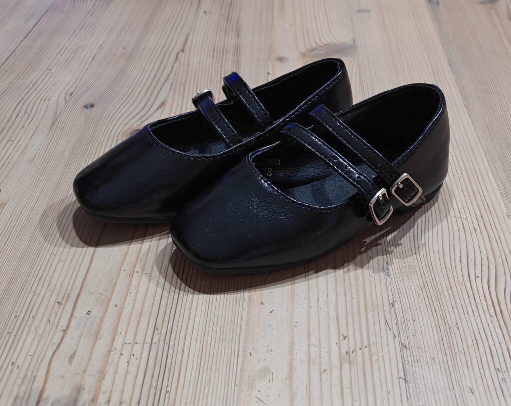 6 (15.5) - Black double strap pumpsÂ
