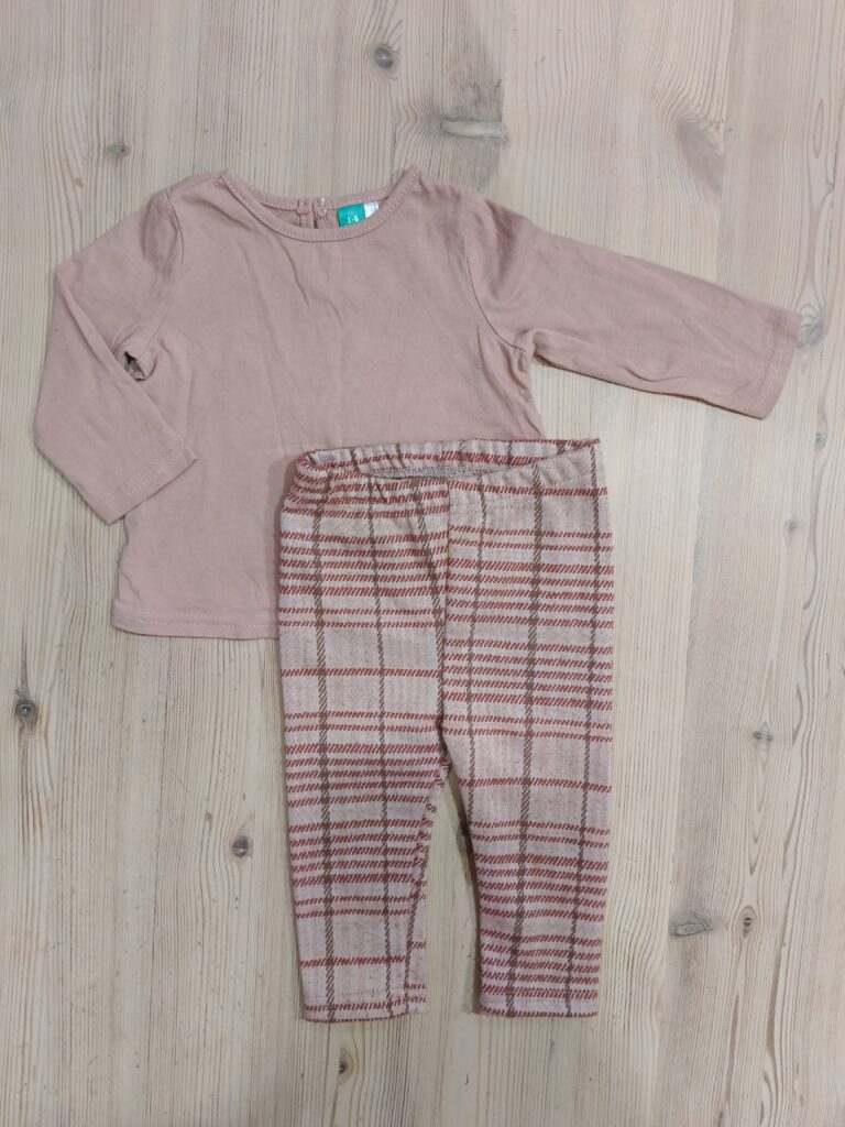 Cute pink outfit with checked legging 