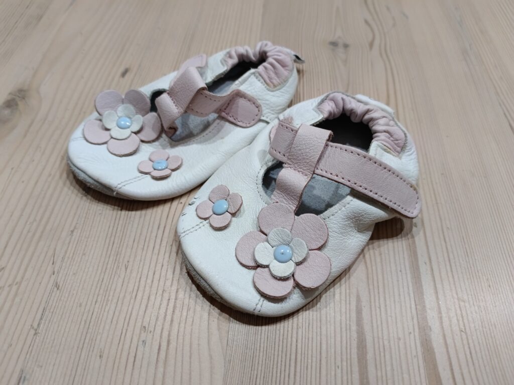 11cm - White with pink Shoo Shoos with small scratchÂ